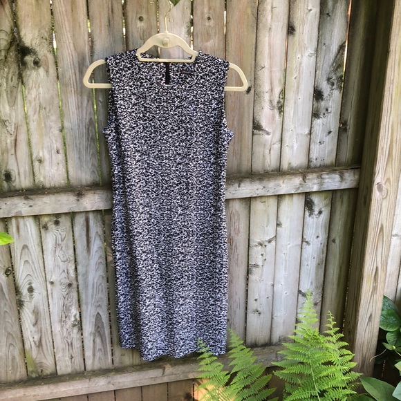 J. McLaughlin Dresses & Skirts - J. McLaughlin beautiful sleeveless sheath dress XS